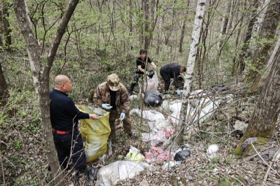 撫安林場(chǎng)開展公路環(huán)境清理主題黨日活動(dòng)（3）.jpg