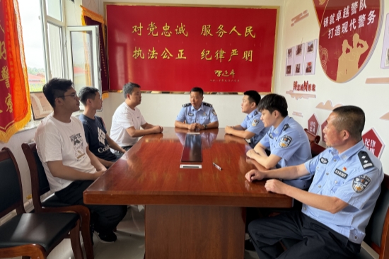 1752562685299378.jpg 明水林場(chǎng)聯(lián)合森林公安開(kāi)展反詐宣傳活動(dòng)(3).jpg