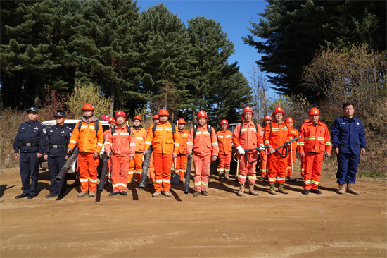 1761809398268301.jpg 興參林場開展實戰(zhàn)化森林滅火演練(1).jpg